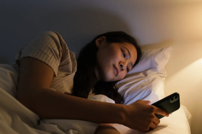 Sử dụng smartphone vào đêm khuya, đặc biệt là khoảng thời gian sau 10 giờ tối, có thể gặp các vấn đề về chất lượng giấc ngủ hay sức khỏe tâm thần. (Ảnh: Pexels)