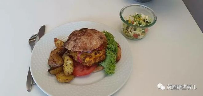 “Bữa trưa canteen ở một trường học tại Đan Mạch”