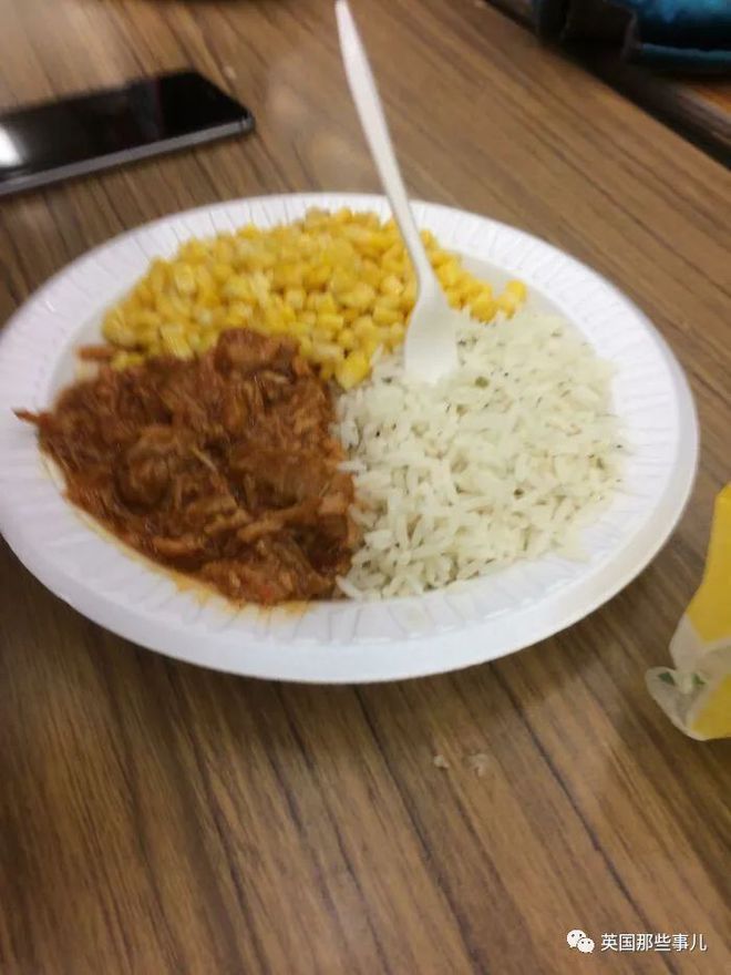 “Bữa trưa ở trường tôi tại Montreal, Canada, có giá 8 đô la Canada (khoảng 143k VNĐ)”