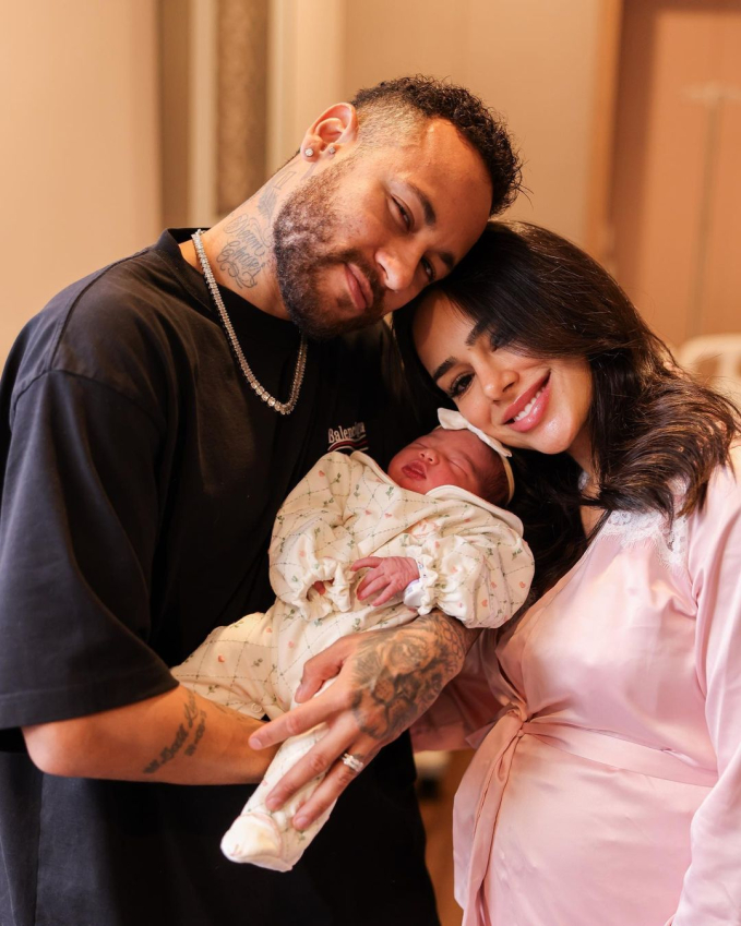 Neymar và bạn gái Bruna đón con đầu lòng vào ngày 6/10
