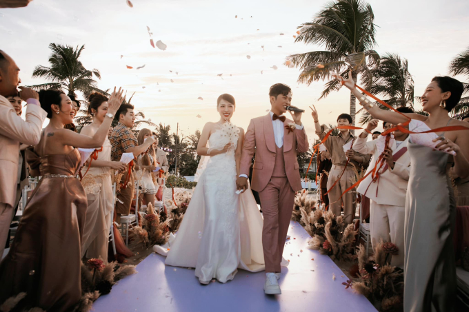 Hình ảnh đám cưới Puka - Gin Tuấn Kiệt tại bãi biển Cam Ranh được diễn viên Tiến Luật chia sẻ lại cùng bài review chân thật dàn khách mời