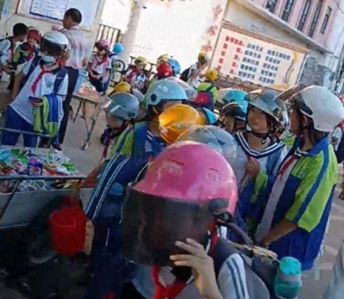 Một trường tiểu học ở huyện Từ Văn, thành phố Trạm Giang (Trung Quốc), yêu cầu học sinh đội mũ bảo hiểm khi đến trường và khi học