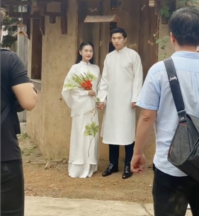 Văn Hậu và Hải My chụp ảnh cưới ở làng cổ Đường Lâm