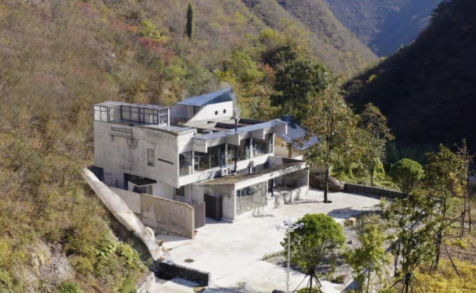 Căn nhà 3 tầng nằm giữa vùng núi hẻo lánh.