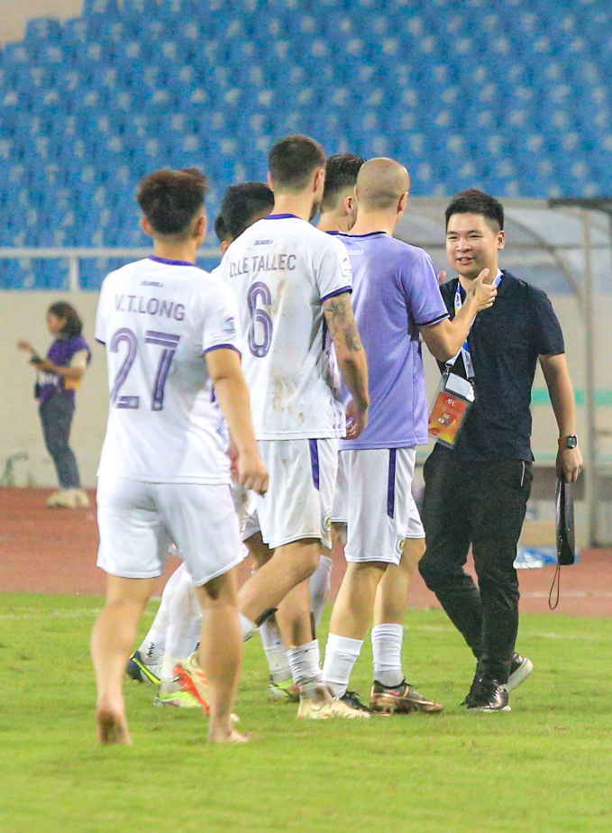 Ông Đỗ Vinh Quang đi bắt tay động viên các cầu thủ 