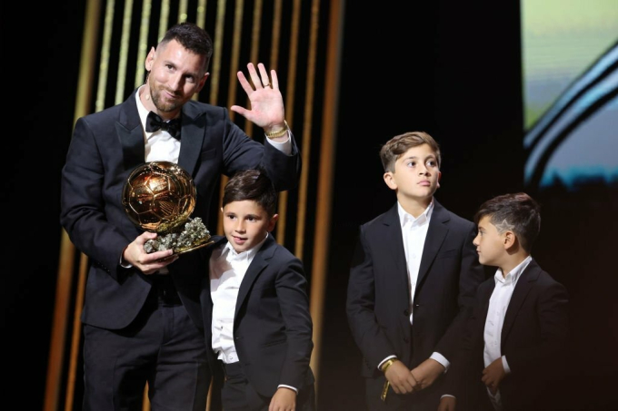 3 nhóc tì nhà Messi lên chung vui cùng cha tại lễ trao giải Quả bóng vàng 2023