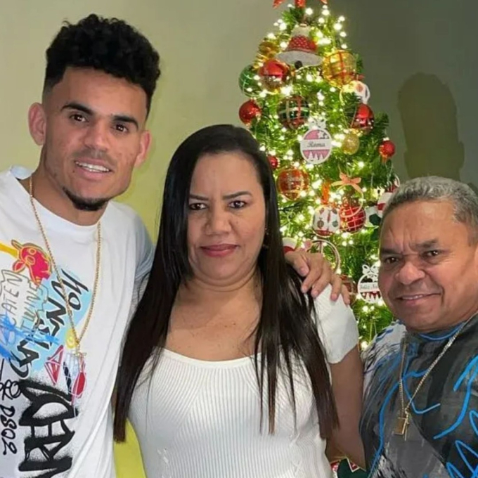 Luis Diaz bên cạnh cha mẹ