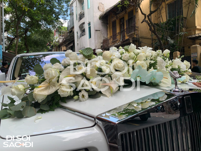 Chiếc siêu xe có giá khoảng 50 tỷ đồng sẽ đưa Văn Hậu và Hải My từ Hà Nội về Thái Bình tổ chức đám cưới