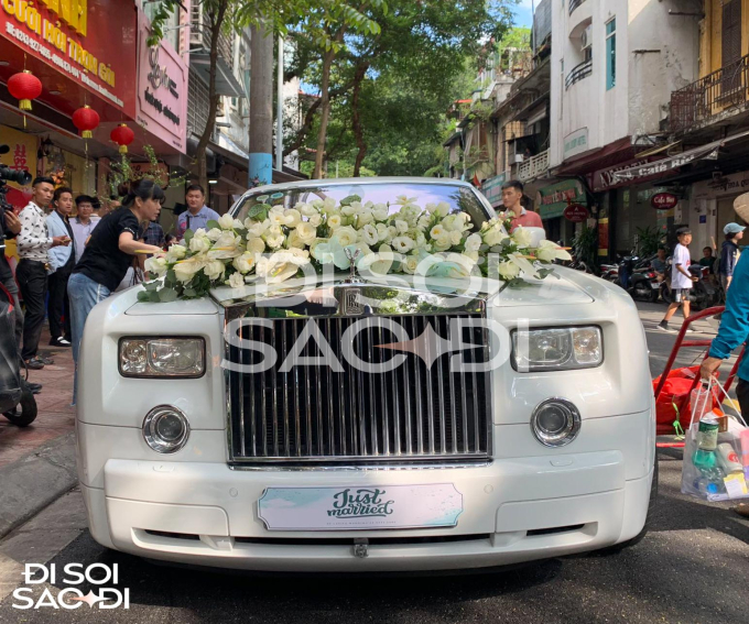 Văn Hậu dùng chiếc siêu xe Rolls-Royce Phantom màu trắng để đón cô dâu