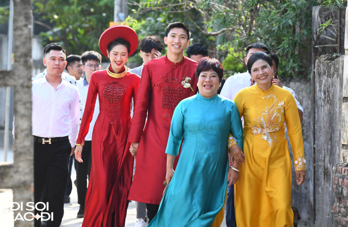Mẹ của Đoàn Văn Hậu - và Vũ Thị Nụ không giấu được niềm vui, cười rạng rỡ khi đón được dàng dâu Doãn Hải My về đến Hưng Hà, Thái Bình 