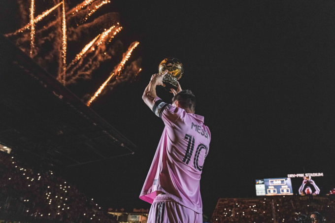 Pháo hoa tại SVĐ được bắn lên khi Messi giơ cao danh hiệu Quả bóng vàng