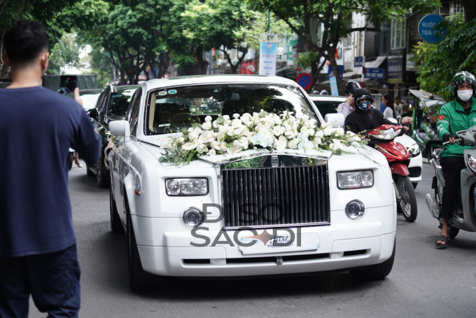 Đoàn Văn Hậu đem Rolls Royce rước Doãn Hải My về nhà