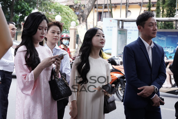 Hội WAGs có mặt trong đám hỏi như Mai Hà Trang (áo đài trắng kem), Tố Uyên (áo dài hồng), diễn viên Bảo Hân - bạn thân cô dâu