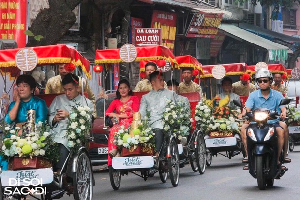 Nhà Đoàn Văn Hậu ngồi xích lô đưa lễ vật vào nhà Doãn Hải My ăn hỏi