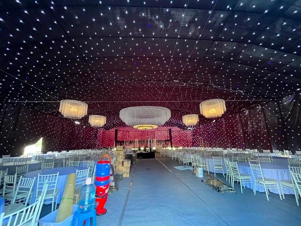 Rạp cưới nhà Đoàn Văn Hậu có quy mô hoành tránh, dùng 200 đèn chiếu sáng, hệ thống âm thanh thuê từ Hà Nội về quê