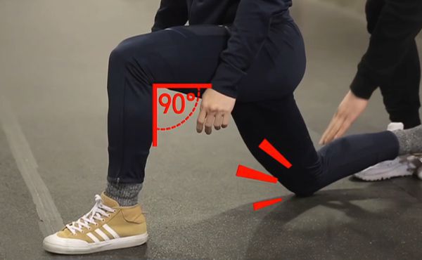 Đặt đầu gối của một trong hai chân 90 độ (như thể hiện trong hình bên dưới), đặt bàn tay của bạn bên cạnh chân góc tương tự