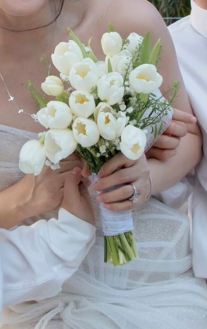 Cận cảnh bó hoa cưới làm từ tulip trắng kết hợp thêm hoa linh lan của cặp đôi