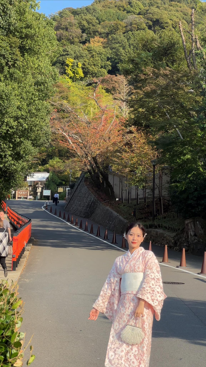 Bạn gái Nhâm Mạnh Dũng nổi bật khi mặc trang phục truyền thống của Nhật Bản