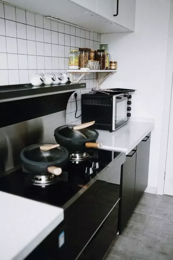 Căn bếp tông đen trắng đơn giản nhưng sang trọng.
