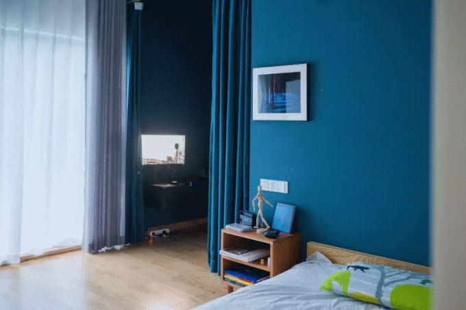               Phòng ngủ được sơn gam màu xanh dương trẻ trung.          
