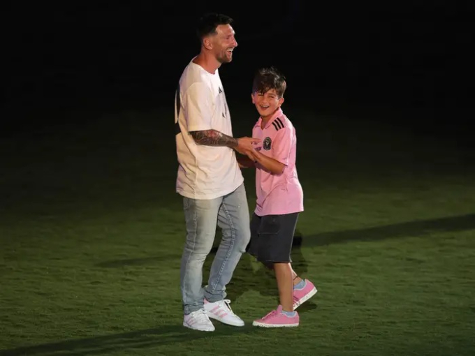 Cậu nhóc Thiago cũng theo chân Messi đến Mỹ