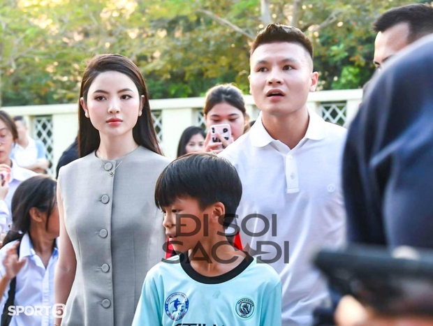 Quang Hai và Chu Thanh Huyền xuất hiện ở đám cưới Văn Hậu