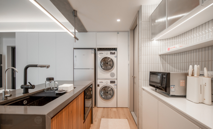Nhà bếp và phòng giặt được tích hợp để tiết kiệm không gian.