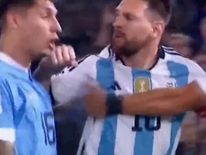Messi dùng tay gạt chỏ về phía Olivera