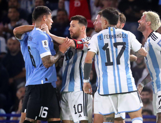 Messi dùng tay tác động vào cổ của đối thủ