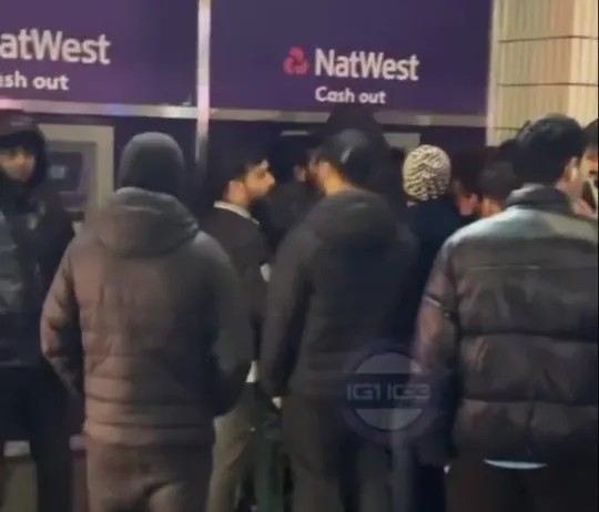 Rất đông người tụ tập trước cây ATM lỗi chờ tới lượt rút tiền.