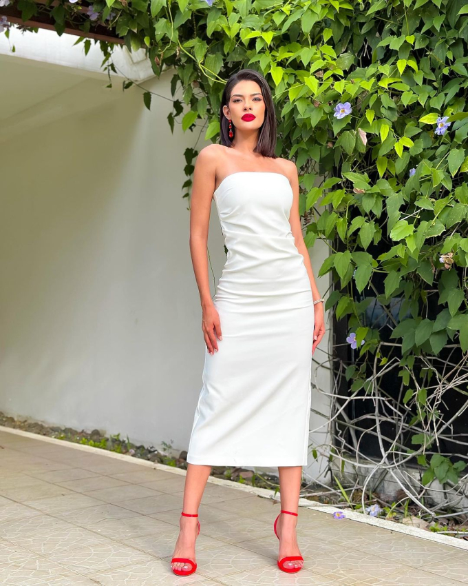  Ngoài đời, Sheynnis Palacios sẽ ưu tiên những mẫu đầm tối giản, ít họa tiết và chi tiết nhất có thể như chiếc váy cúp ngực màu trắng này. Tuy basic nhưng những chiếc đầm này lại không thể làm lu mờ đi vẻ đẹp nổi bật và cuốn hút của tân Hoa hậu Hoàn vũ 2023.   