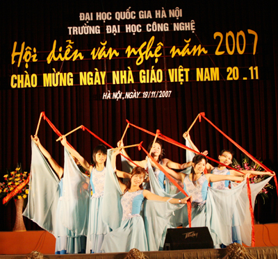 Hội diễn văn nghệ chào mừng ngày 20/11 của trường Đại học Quốc gia Hà Nội cách đây 16 năm
