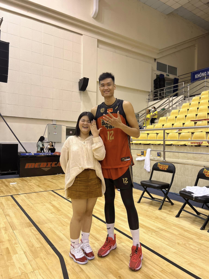 Thuý Uyên và chồng là cầu thủ bóng rổ cao 2m03 - Nguyễn Huỳnh Phú Vinh