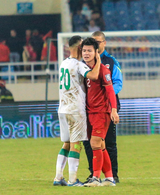Tối 21/11, tuyển Việt Nam đã có trận đấu kiên cường trước Iraq tại vòng loại World Cup 2026. Tuy nhiên, đúng những giây bù giờ cuối cùng, các chàng trai áo đỏ để thủng lưới và phải nhận trận thua tiếc nuối 0-1. Hậu vệ Phan Tuấn Tài có lẽ là người buồn nhất với kết quả này