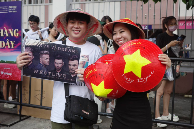 Người hâm mộ Việt mang đến cho Westlife chiếc nón lá in tên các thành viên Nick, Shane, Kian,...