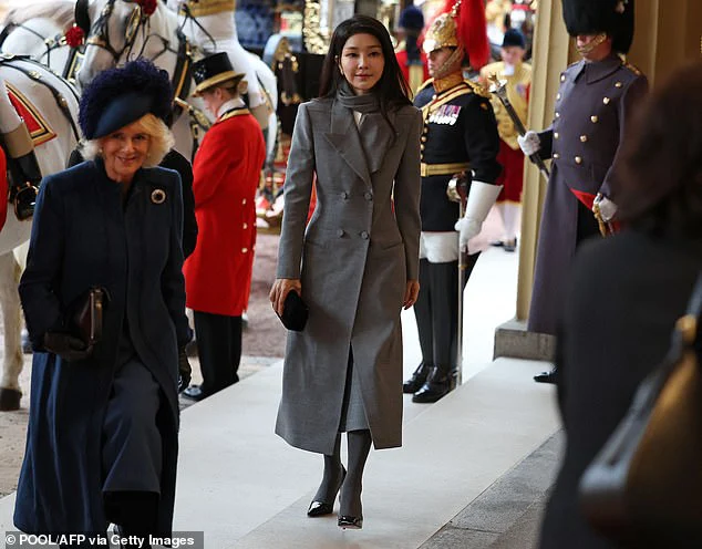 Bà Kim gây ấn tượng với gu thời trang thanh lịch, tinh tế khi được các nhân vật cấp cao của Hoàng gia Anh đón tiếp