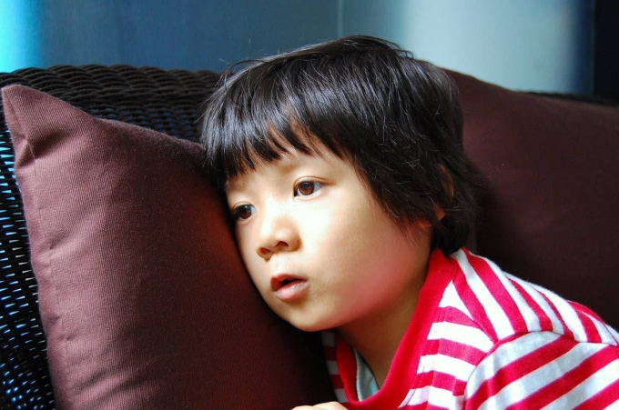 Cậu bé 4 tuổi nén khóc khi nói về bố mẹ khiến netizen xót xa: Nuôi dạy nên đứa trẻ hiểu chuyện, nhạy cảm chính là 