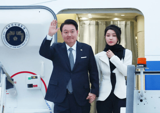 Tổng thống Hàn Quốc Yoon Suk-yeol cùng phu nhân Kim Kun-hee đến Vương quốc Anh vào ngày 20/11 vừa qua