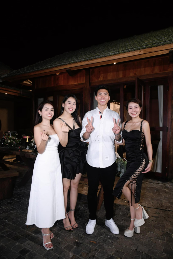 Hoàng Kim Ngọc (ngoài cùng bên phải) cũng là người chứng kiến màn cầu hôn ngọt ngào của cặp đôi