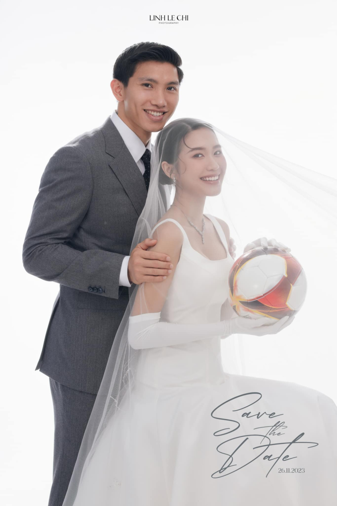 Ảnh cưới của Văn Hậu và Hải My không thể thiếu trái bóng tròn