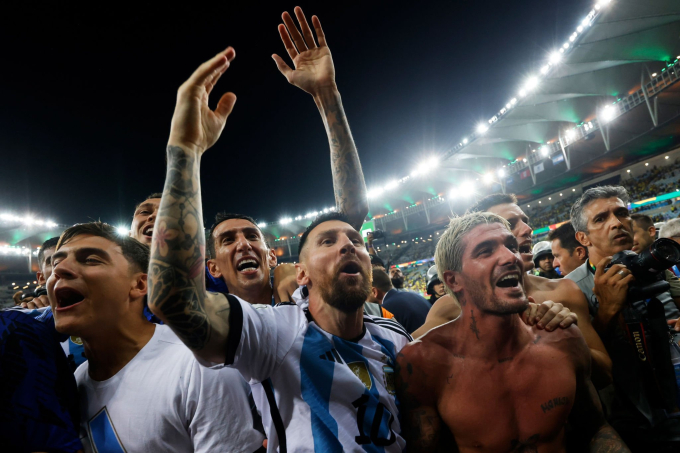 Messi cùng toàn đội ăn mừng sau trận