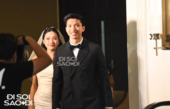         Ngày 26/11, Đoàn Văn Hậu và Doãn Hải My đã tổ chức đám cưới tại Hà Nội. Giây phút được mong chờ nhất đã tới khi cặp trai tài gái sắc bước ra        