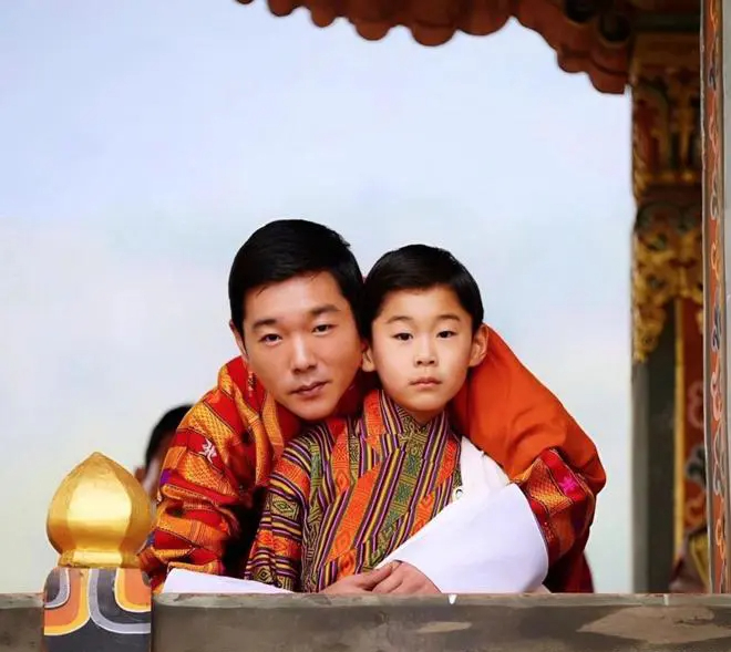 Anh chụp ảnh cùng cháu trai cũng là con trai cả của quốc vương Jigme Wangchuck