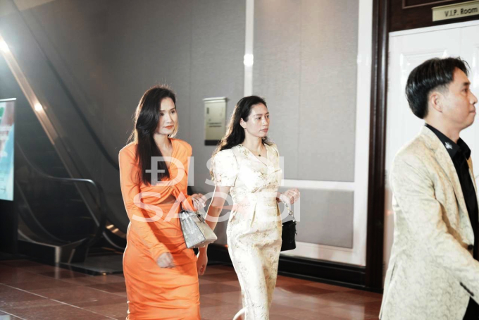 Lã Thanh Huyền mặc váy màu cam trong khi dresscode được ghi trong thiệp là xám - be - hồng 