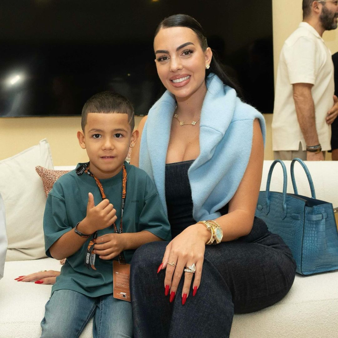 Tuy nhiên, cô nàng vẫn không quên đeo thêm kha khá trang sức. Bên cạnh cô nàng là bé Mateo, con riêng của Ronaldo. 