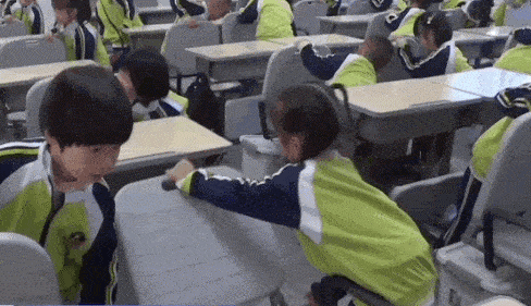 Học sinh sử dụng bàn ghế ngả lưng