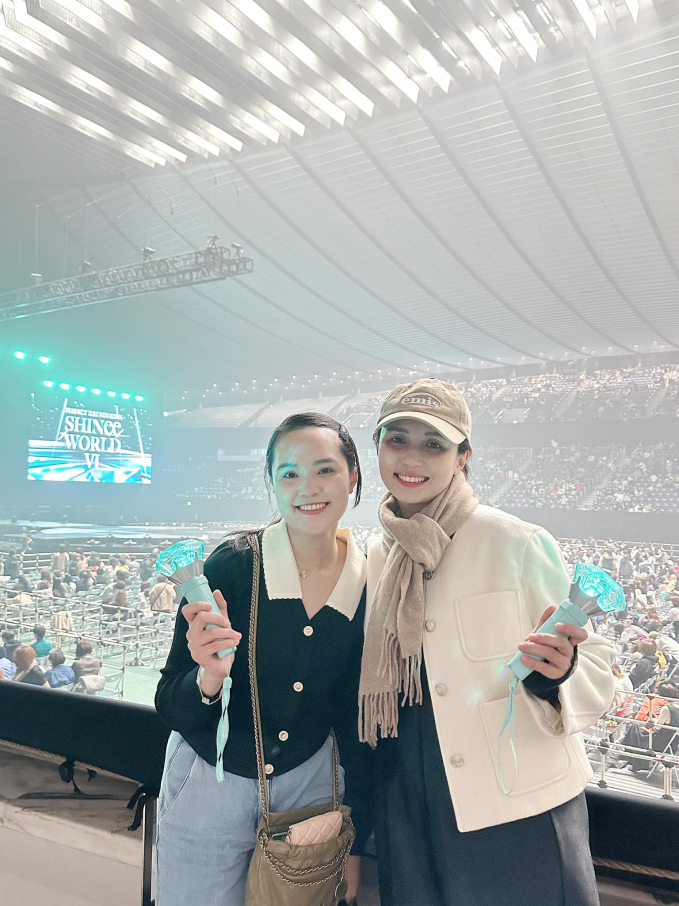 Chị em Huyền Mi và Quỳnh Anh đi xem show tại Nhật Bản 