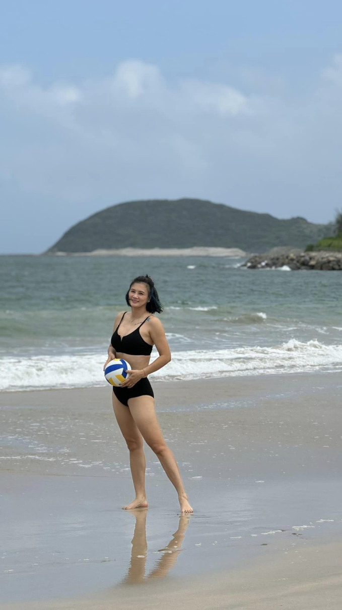 Cựu thủ quân của tuyển bóng chuyền nữ Việt Nam khoe dáng sexy khi chơi bóng chuyền trên biển 