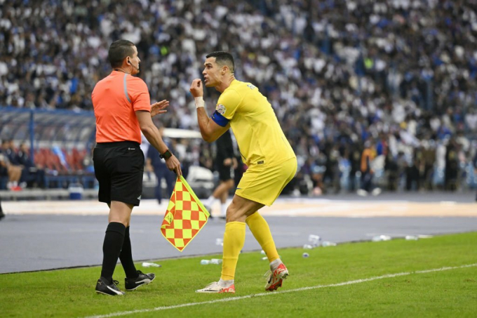 Ronaldo phàn nàn với trọng tài biên sau khi bị từ chối một bàn thắng ở hiệp 2