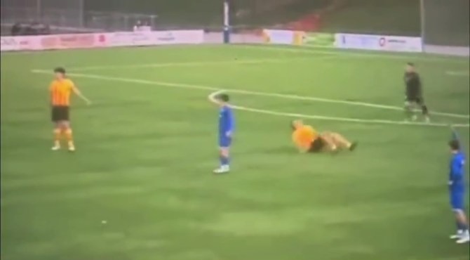Cầu thủ bị tấn công sau đó ôm chân lăn lộn trên sân